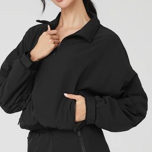 ALO Cropped Elevation jacket, slightly puffy silhouette and a cinched hem. XS